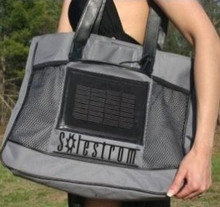 Bolso de playa con paneles solares