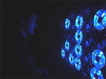 Pantalla de 24 ventiladores con LEDs simulando el juego de la vida