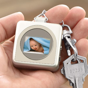 Brookstone Digital Photo Keychain un llavero que se las trae Foto Brookstone Digital Photo Keychain un llavero que se las trae