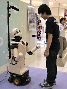 Un robot guía a los compradores