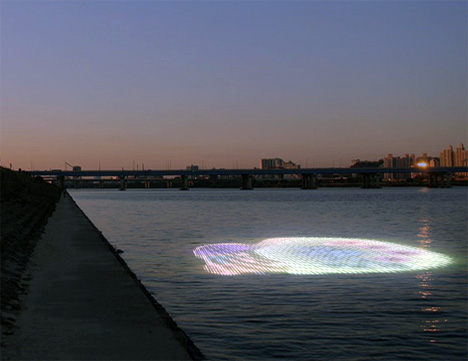 Show de luces LED en el agua