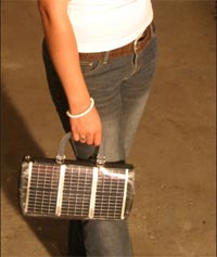 Sombreros y bolsos solares para recargar sus gadgets